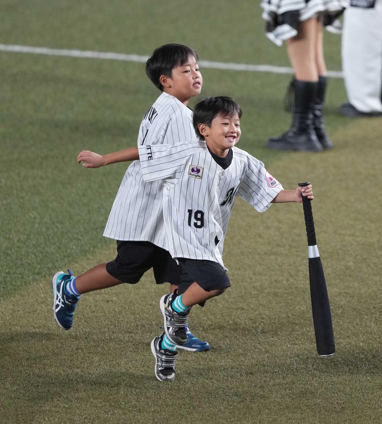 ロッテ対ソフトバンク　引退登板に臨むロッテ先発唐川侑己の始球式を務めた次男ハルキくん（手前）と長男アユキくん（撮影・小沢裕）