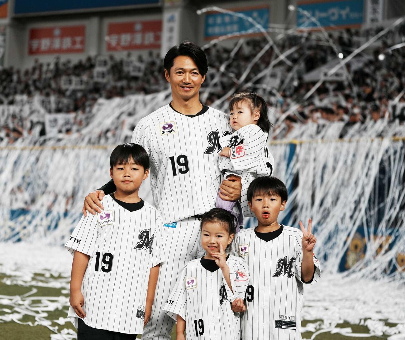 ロッテ対ソフトバンク　引退試合を終え子供たちといっしょに場内一周するロッテ唐川侑己（撮影・小沢裕）