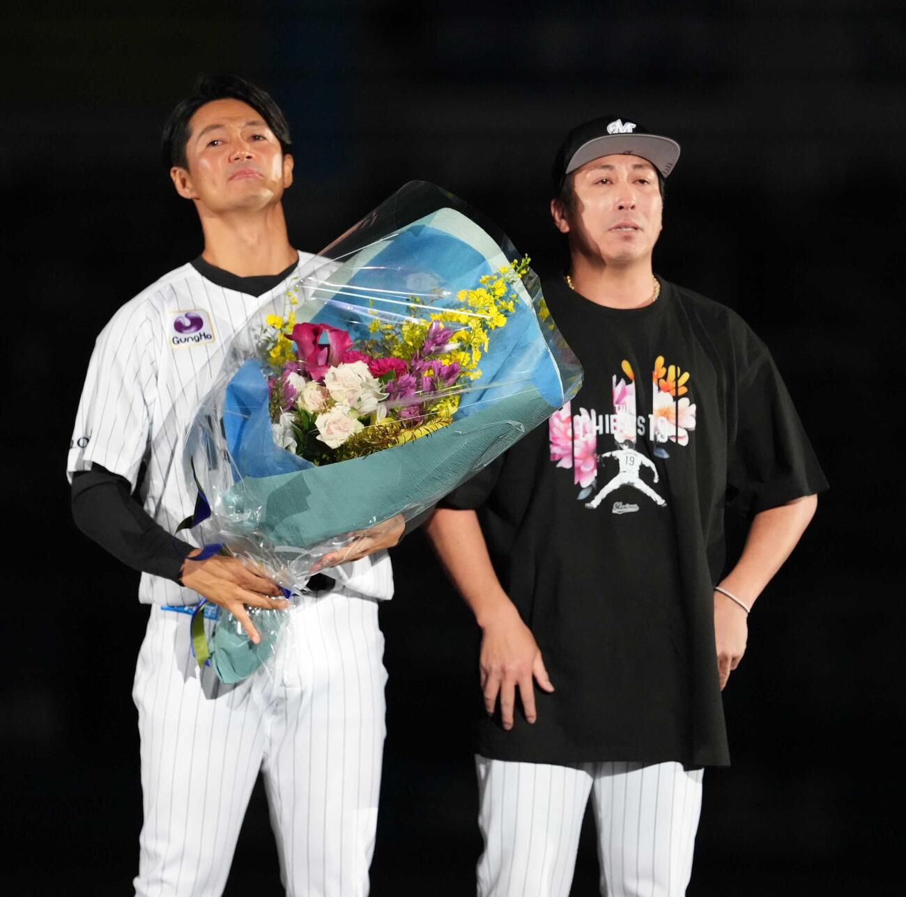 ロッテ対ソフトバンク　引退セレモニーで益田直也（右）から花束を贈呈されるロッテ唐川侑己（撮影・小沢裕）