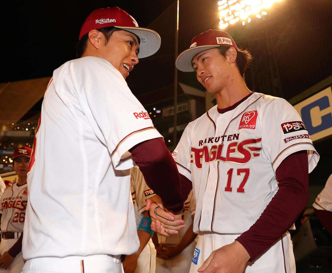楽天対オリックス　引退セレモニーで古謝樹（右）と握手する楽天辛島航（撮影・野上伸悟）