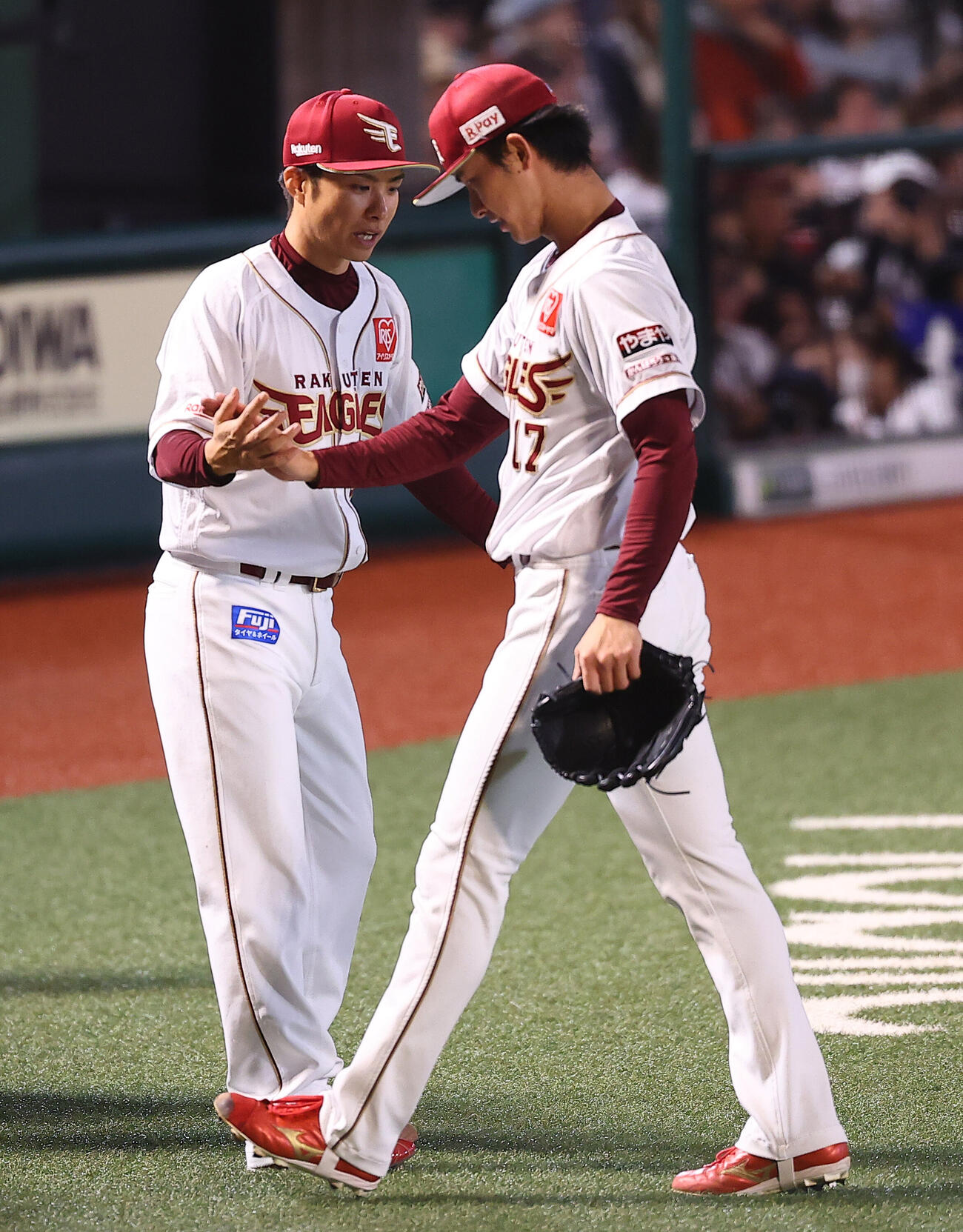 楽天対オリックス　先発で引退登板を終えた楽天辛島航（左）は、2番手で1回表を抑えた古謝樹を迎える（撮影・野上伸悟）