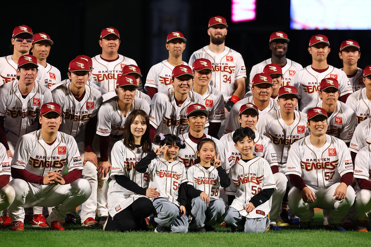 楽天対オリックス　引退セレモニーで家族とともに記念撮影する楽天辛島航（撮影・野上伸悟）