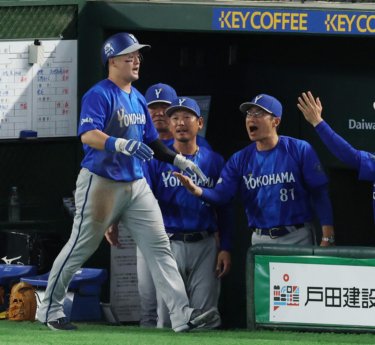 巨人対DeNA 8回表DeNA1死一塁、筒香嘉智の適時二塁打で生還した牧秀悟（左）を声を上げながら出迎える相川亮二監督（撮影・増田悦実）