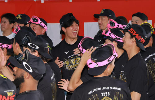 阪神】藤川監督「史上初の連覇の監督にしてくれて、ありがとう」ついに