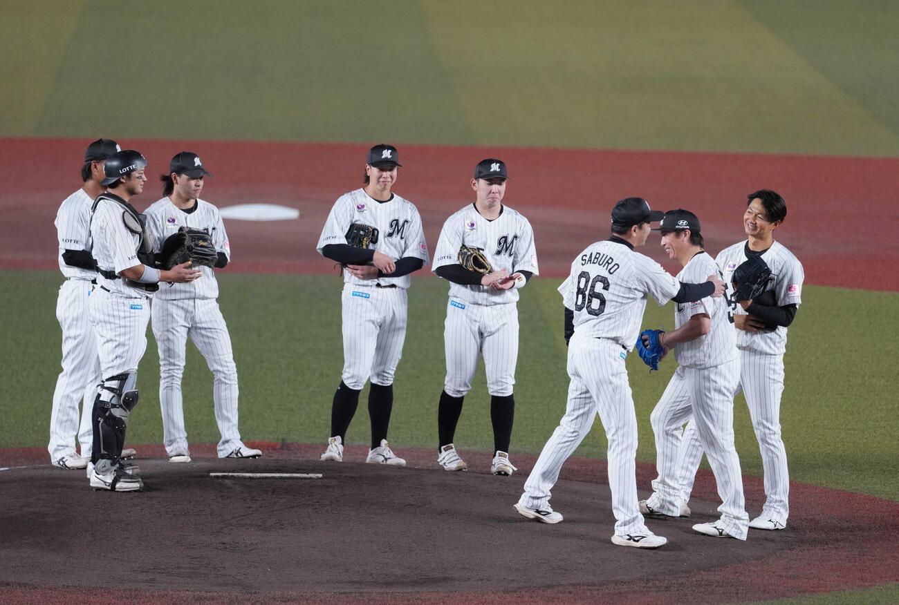 ロッテ対ソフトバンク　1回表ソフトバンク1死、引退登板を終えた唐川侑己（右）は2番手で登板する益田直也にマウンドを託す（撮影・小沢裕）