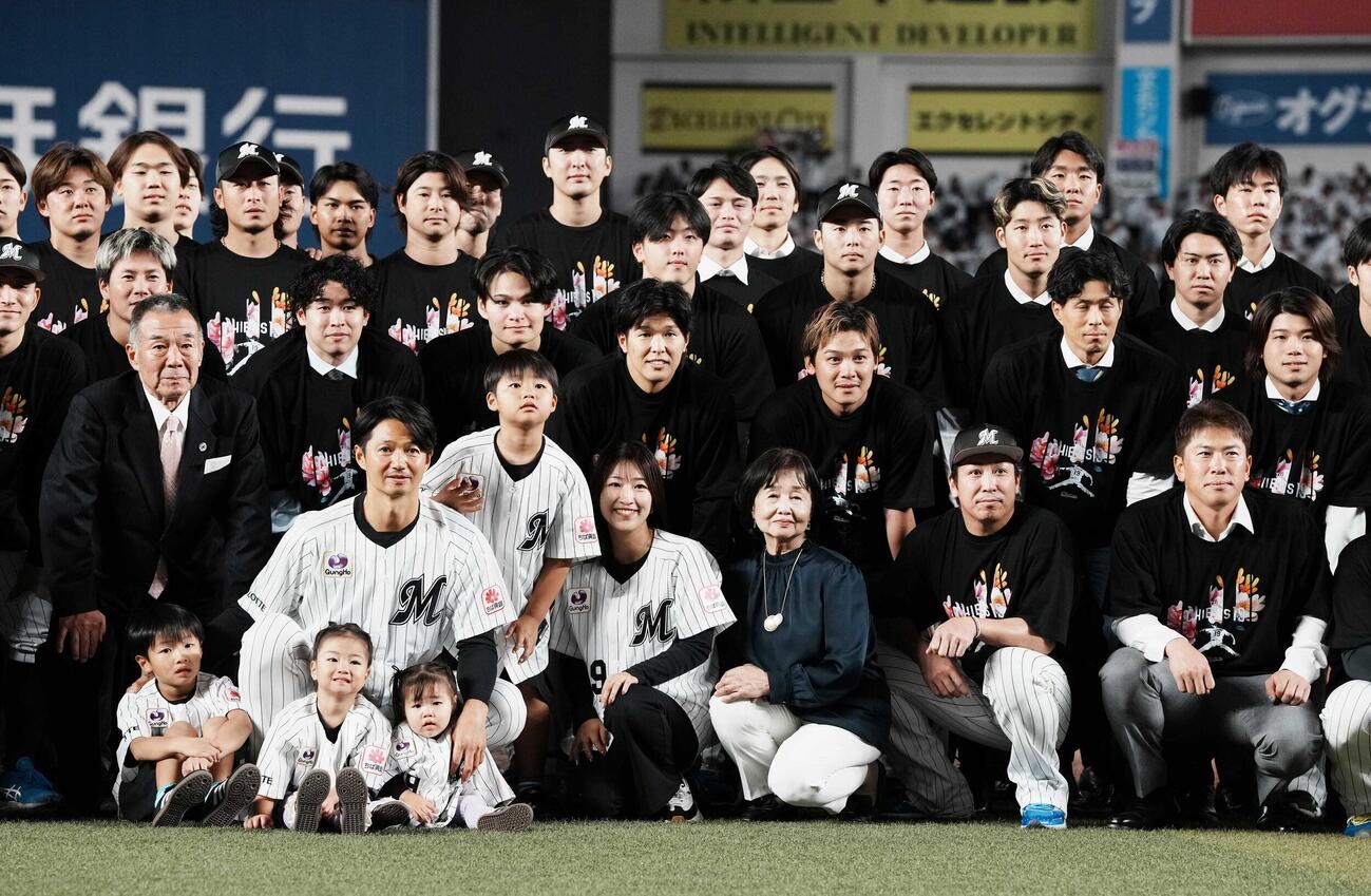 ロッテ対ソフトバンク　引退セレモニーで家族と記念撮影するロッテ唐川侑己。前列右は角中勝也（撮影・小沢裕）