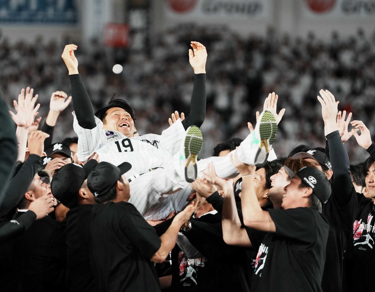 ロッテ対ソフトバンク　引退試合を終えナインから胴上げされるロッテ唐川侑己（撮影・小沢裕）