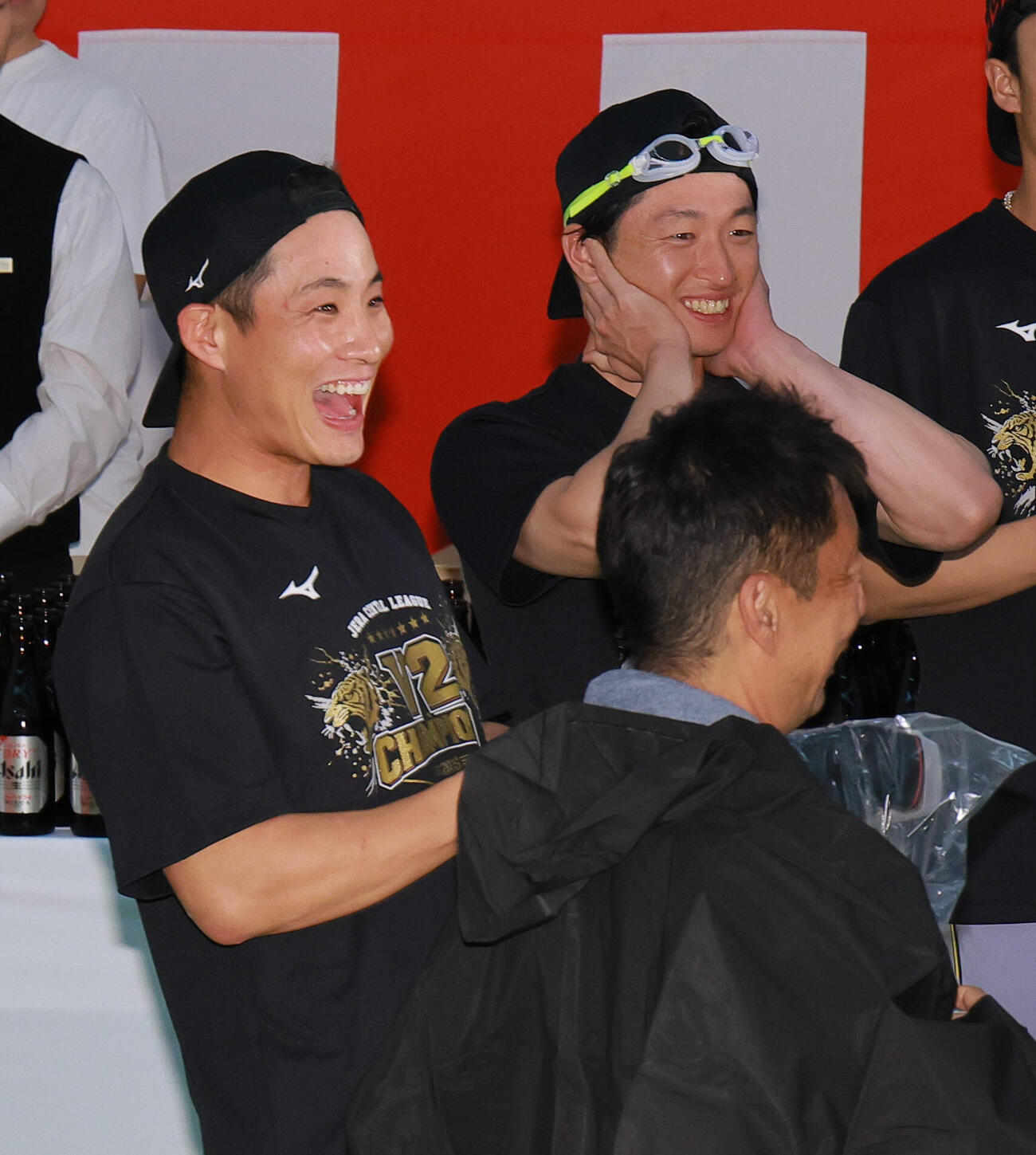 祝勝会で笑顔を見せる木浪聖也（左）と近本光司（撮影・上山淳一）