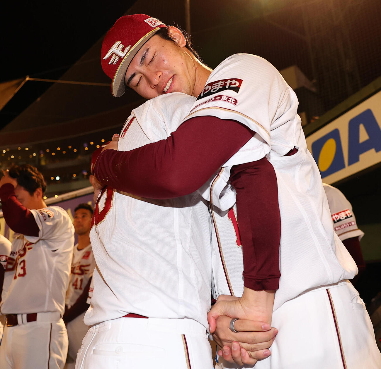 楽天対オリックス　引退する辛島航と抱き合う楽天古謝樹（撮影・野上伸悟）