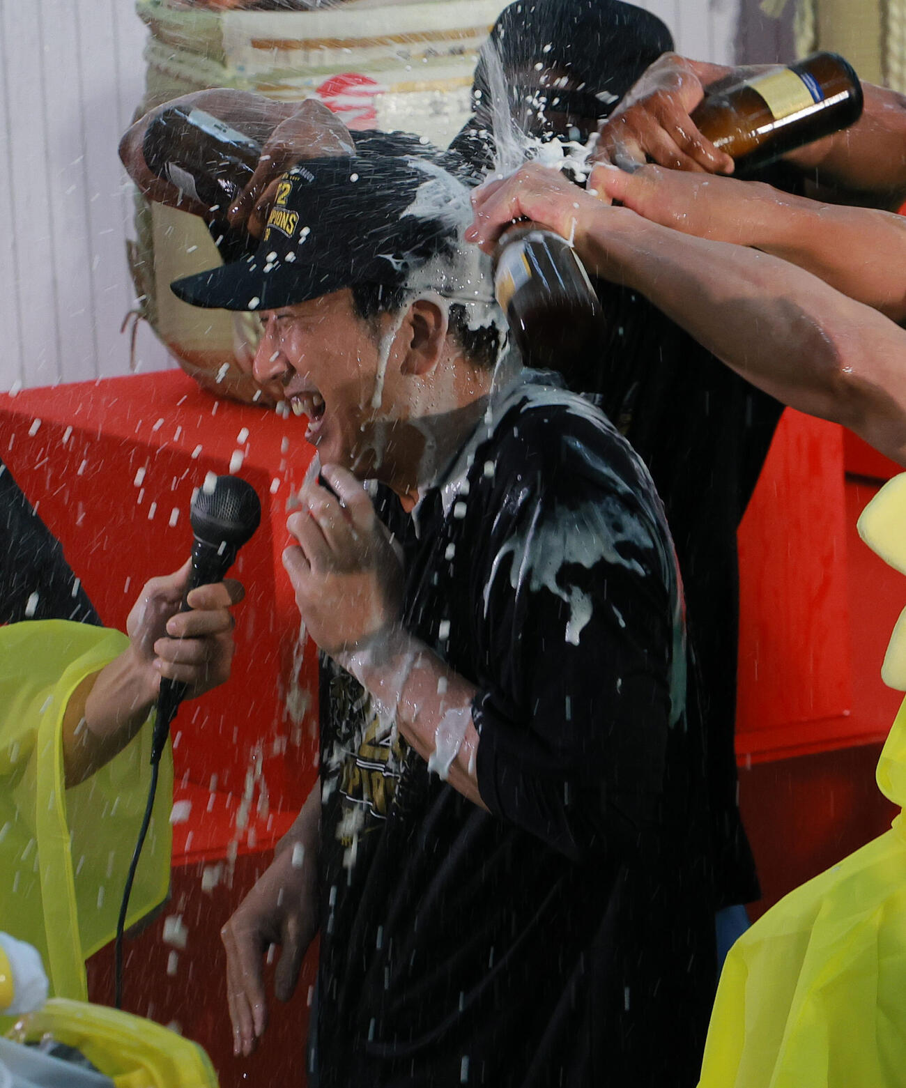 祝勝会で笑顔を見せながらビールを浴びる藤川球児監督（撮影・上山淳一）