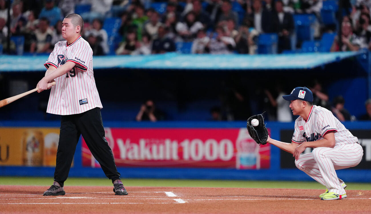 ヤクルト対中日　セレモニアルピッチで長男大耀さんの球を受けるヤクルト石川雅規。打者は次男栄寿さん（撮影・鈴木みどり）