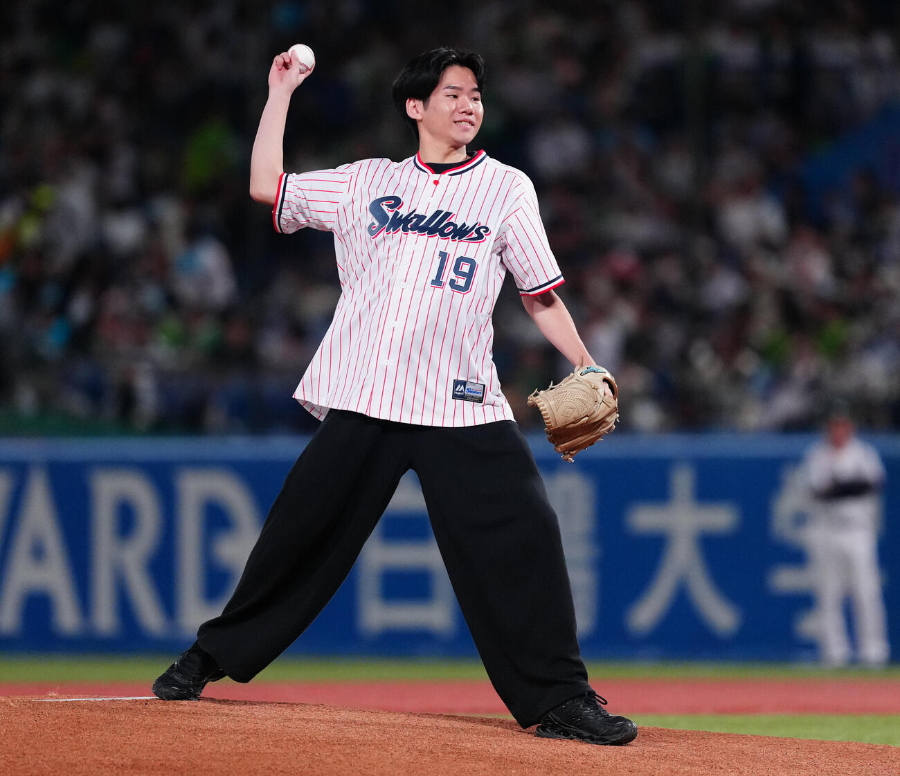 ヤクルト対中日　セレモニアルピッチで投球する石川雅規の長男大耀さん（撮影・鈴木みどり）