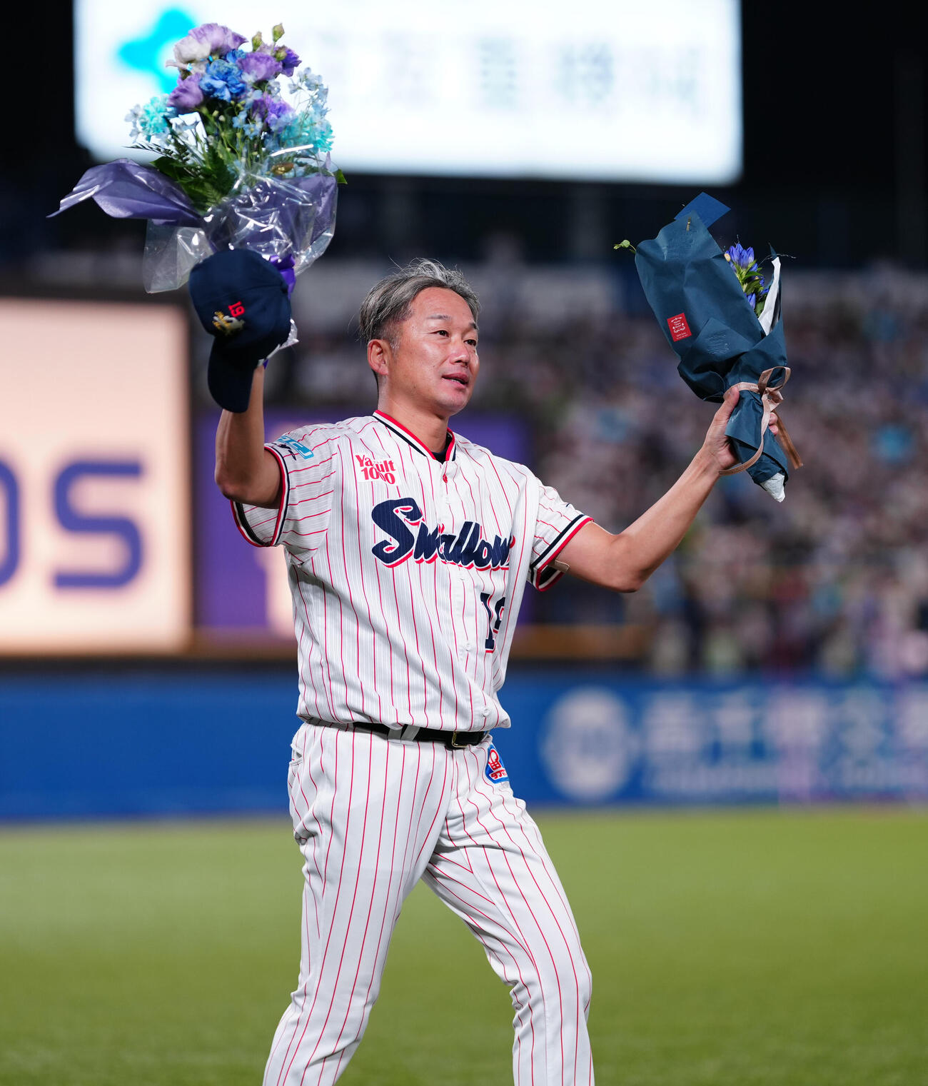 ヤクルト対中日　引退するヤクルト石川雅規はファンの声援に応える（撮影・鈴木みどり）