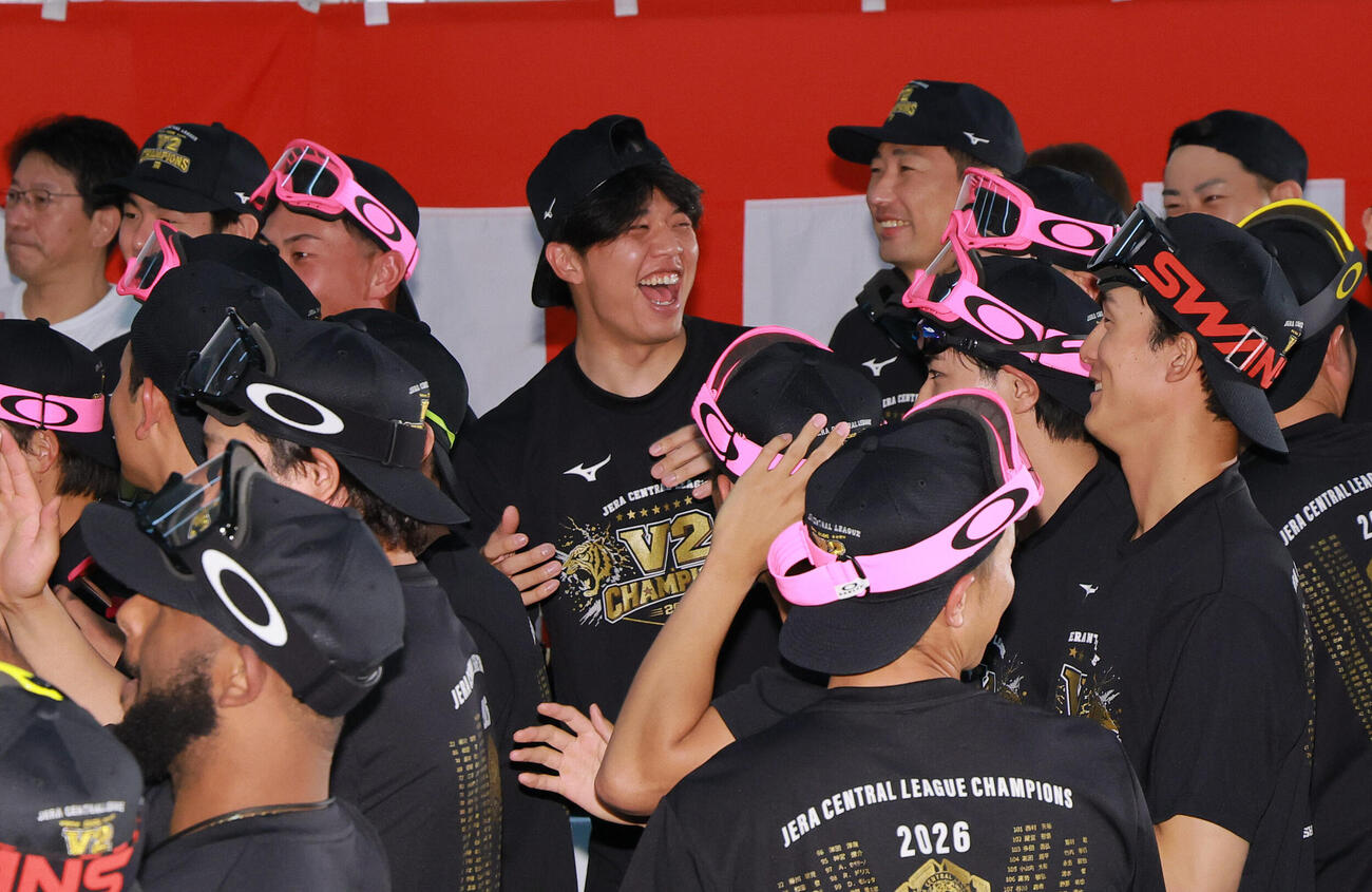 祝勝会を前に笑顔を見せる阪神才木浩人（中央）（撮影・上山淳一）
