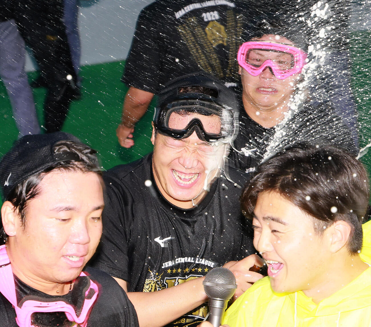 大山悠輔（中央）は祝勝会でビールを浴びる（撮影・上山淳一）