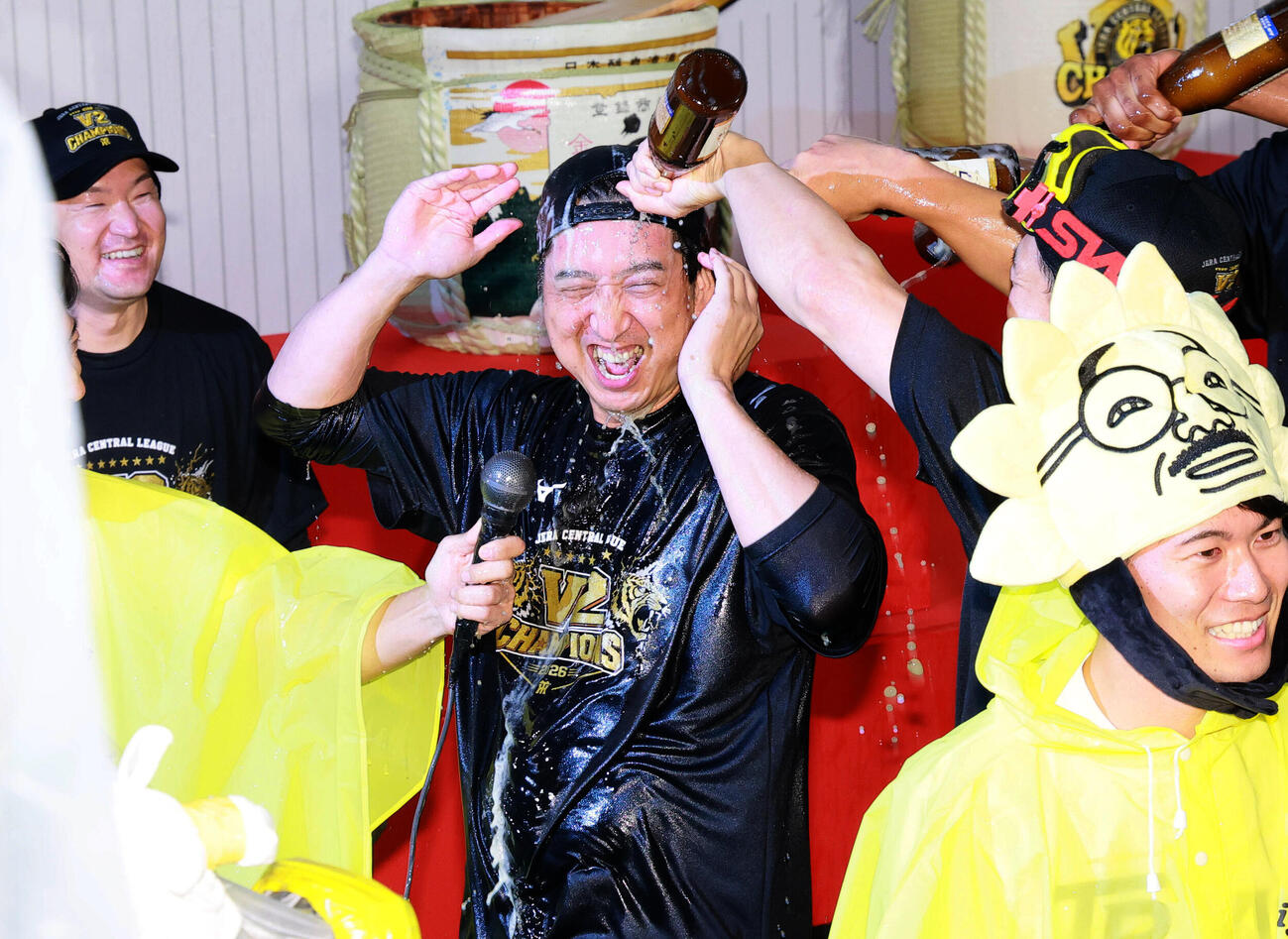 祝勝会で笑顔を見せながらビールを浴びる阪神藤川球児監督（撮影・上山淳一）