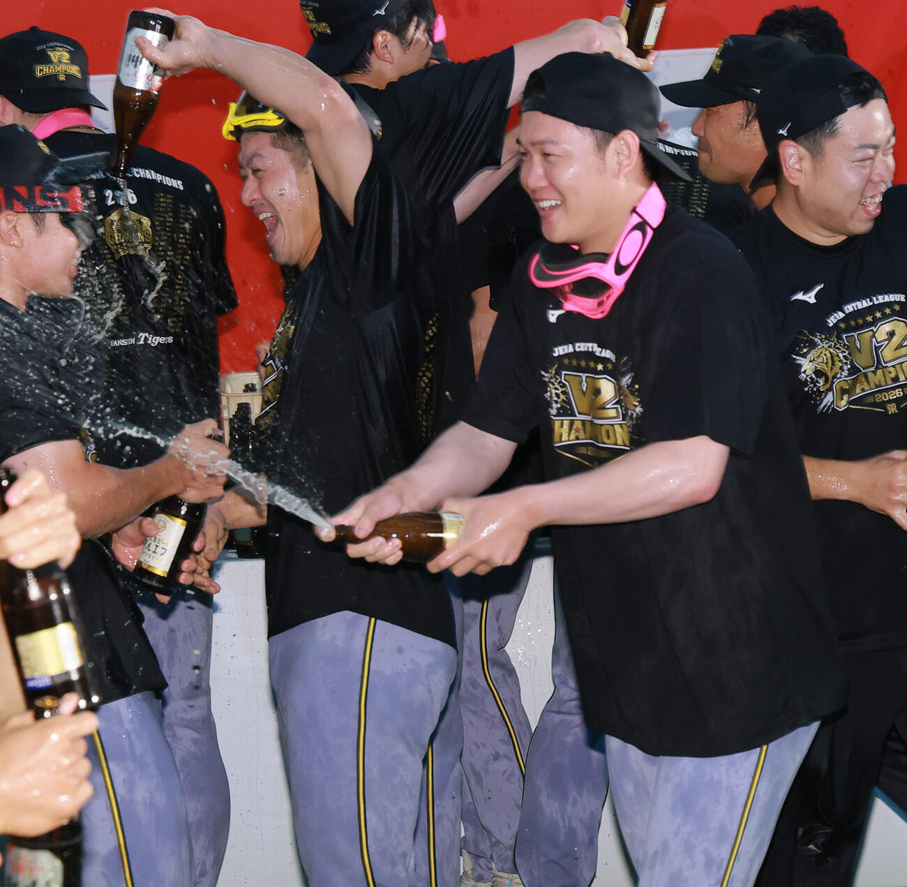 祝勝会でビールをかけ合う阪神及川雅貴（中央右）、坂本誠志郎（中央左）（撮影・上山淳一）