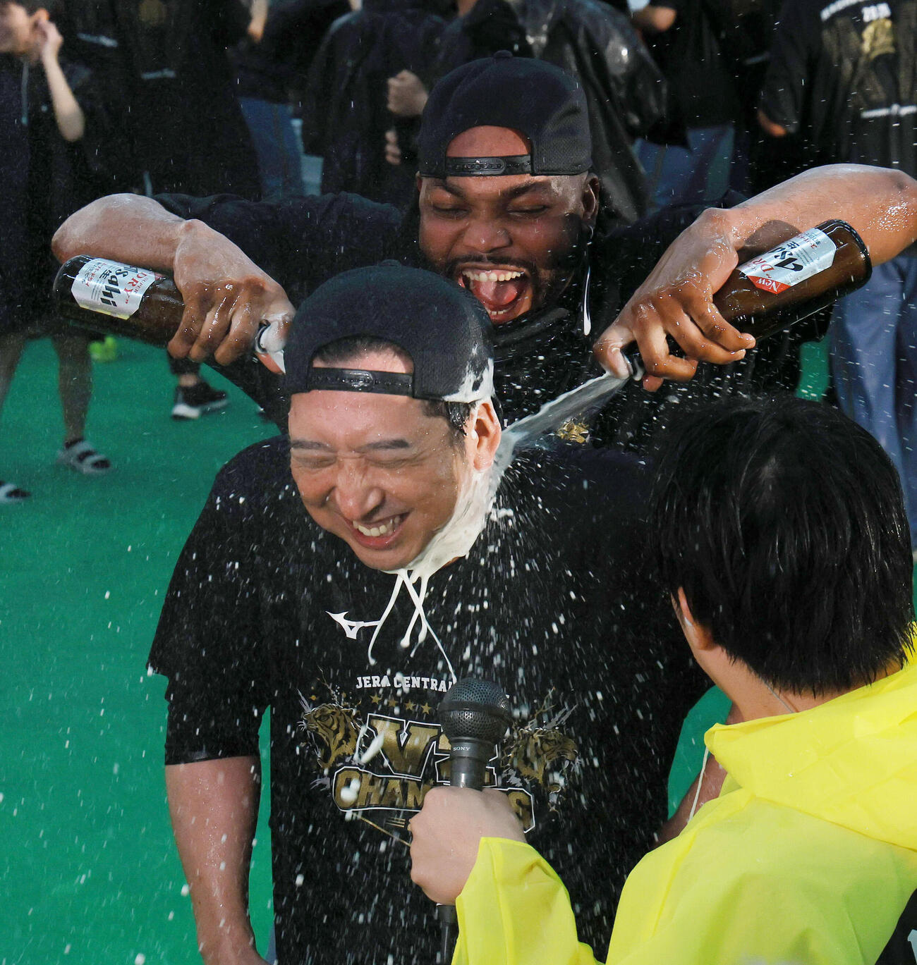 祝勝会で藤川球児監督にビールをかけるラファエル・ドリス（撮影・上山淳一）