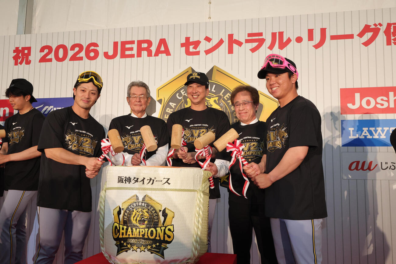 セリーグ優勝を決め鏡割りする藤川球児監督ら
