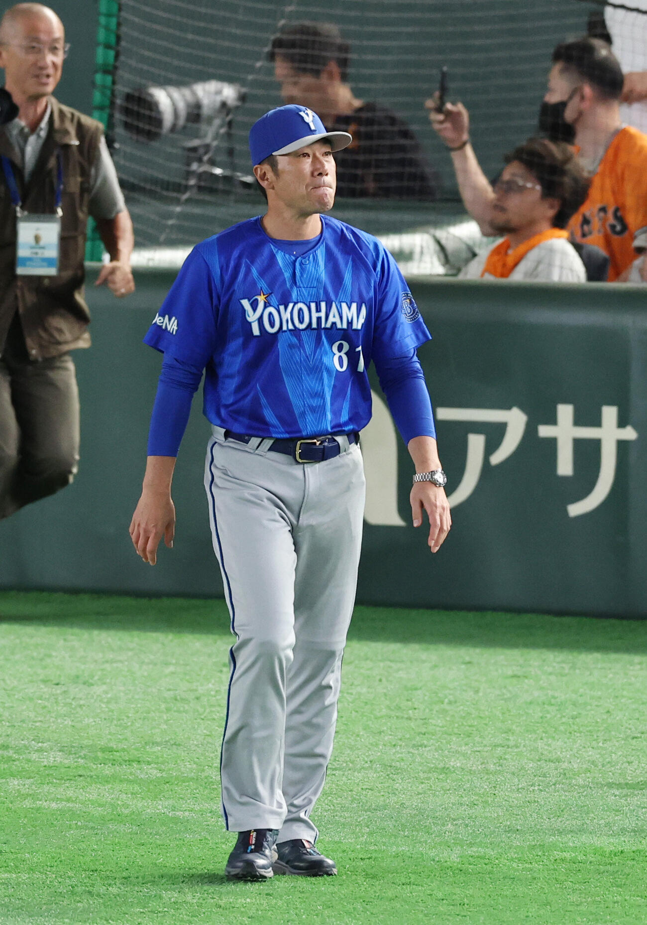 巨人対DeNA　東京ドームの最終戦のあいさつに出るDeNA相川亮二監督（撮影・増田悦実）