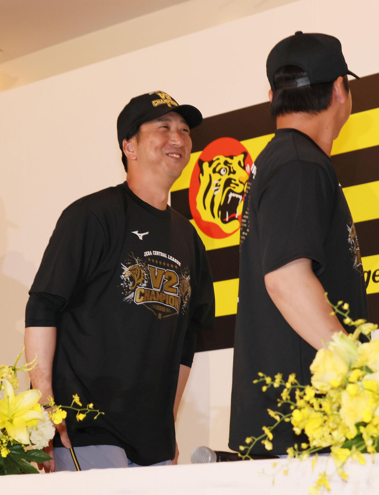 セリーグ優勝を決め会見した左から阪神藤川球児監督、村上頌樹（撮影・加藤孝規）