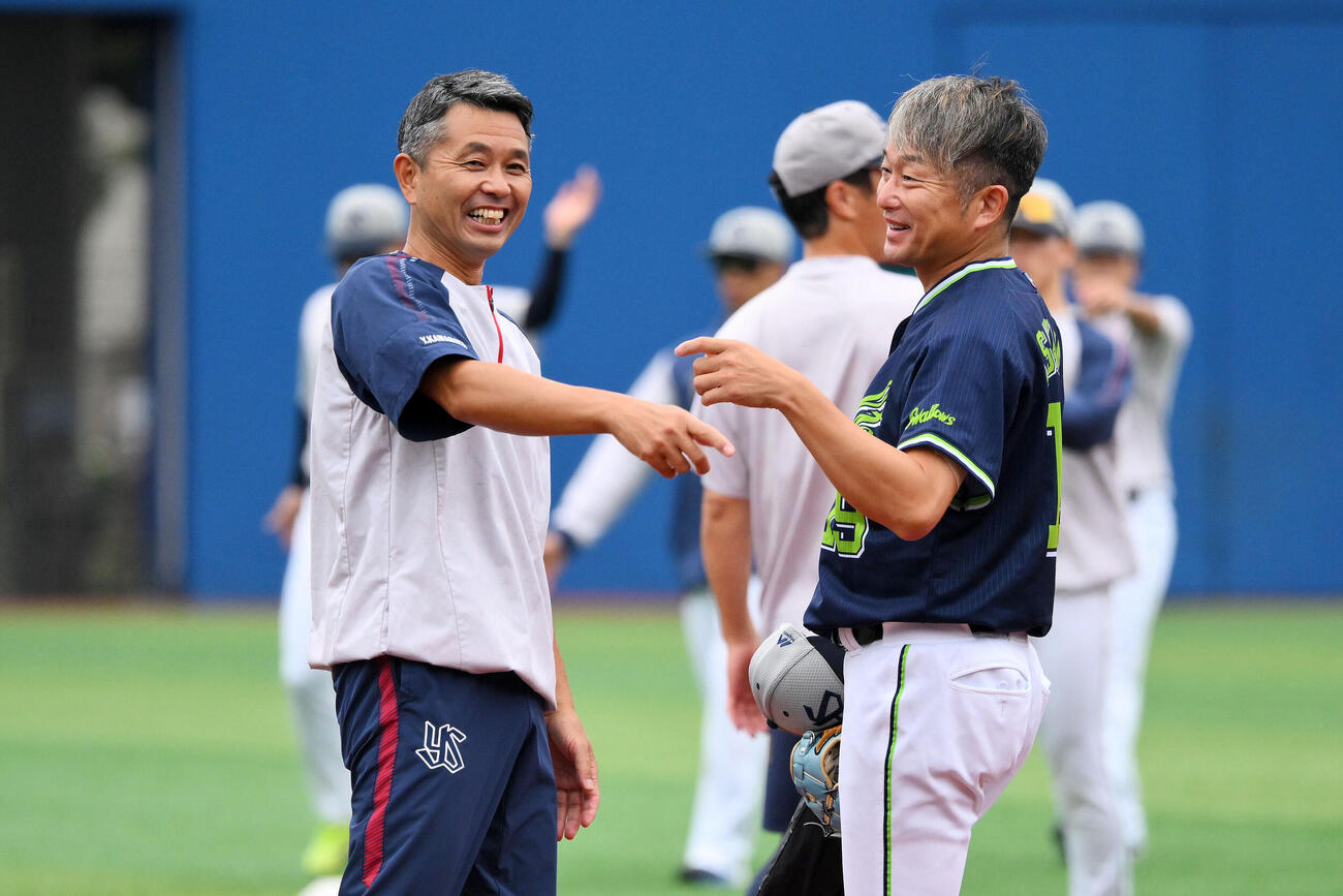 9月19日、試合前練習で談笑するヤクルト石川雅規（右）と川端理広トレーナー