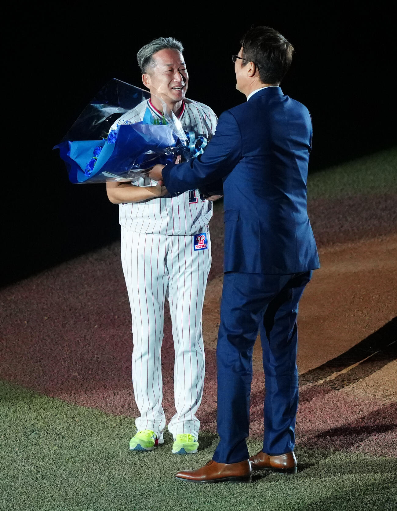 ヤクルト対中日　引退するヤクルト石川雅規（左）は古田敦也氏から花束を受け取る（撮影・鈴木みどり）