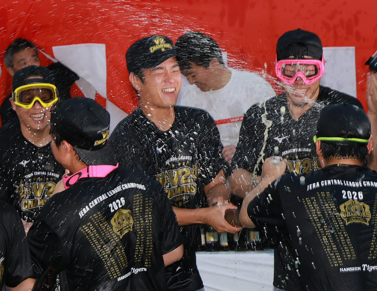 高橋遥人（中央）は祝勝会でビールを浴びせる（撮影・上山淳一）