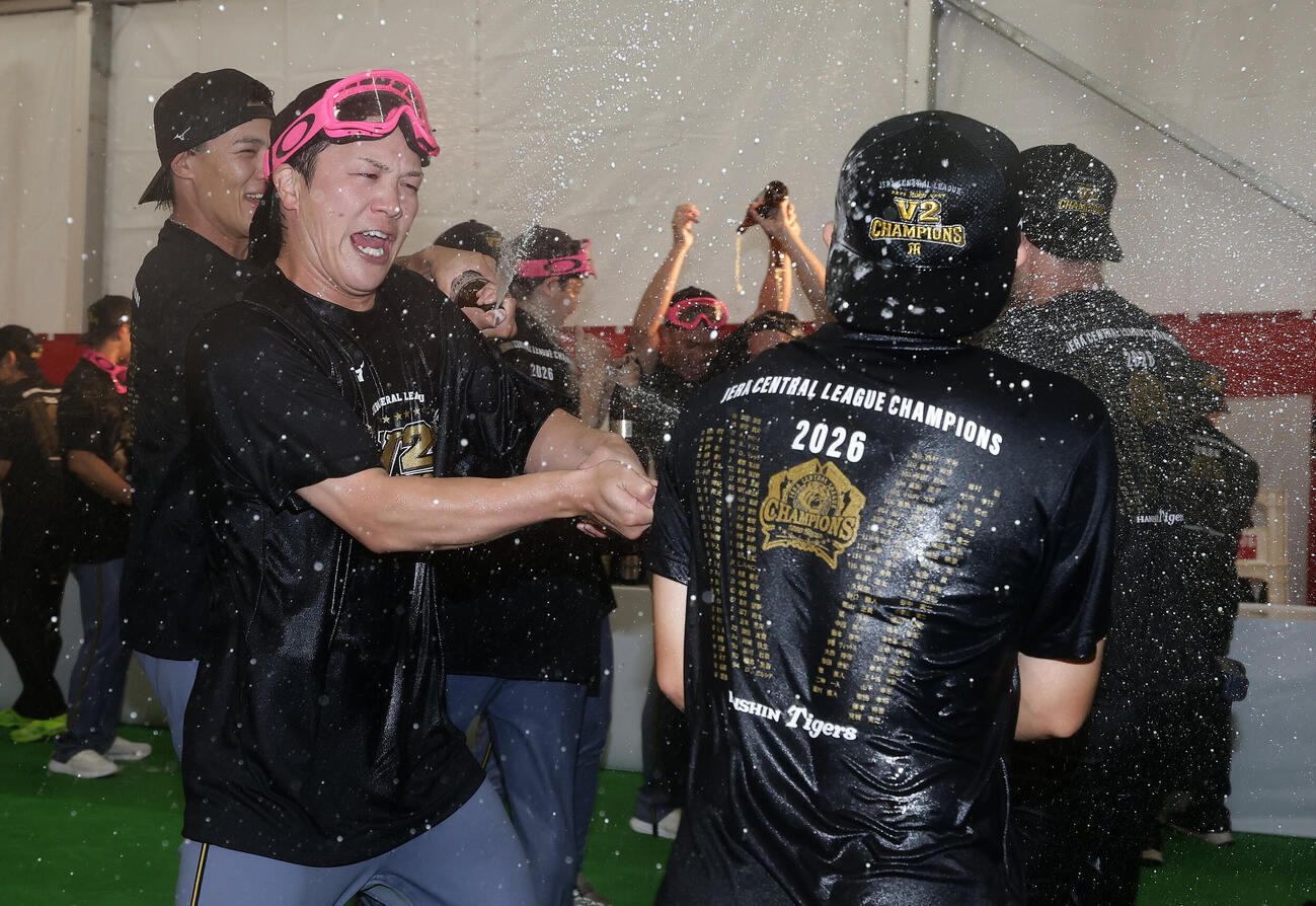 祝勝会でビールをかける阪神伏見寅威（左）（撮影・前田充）