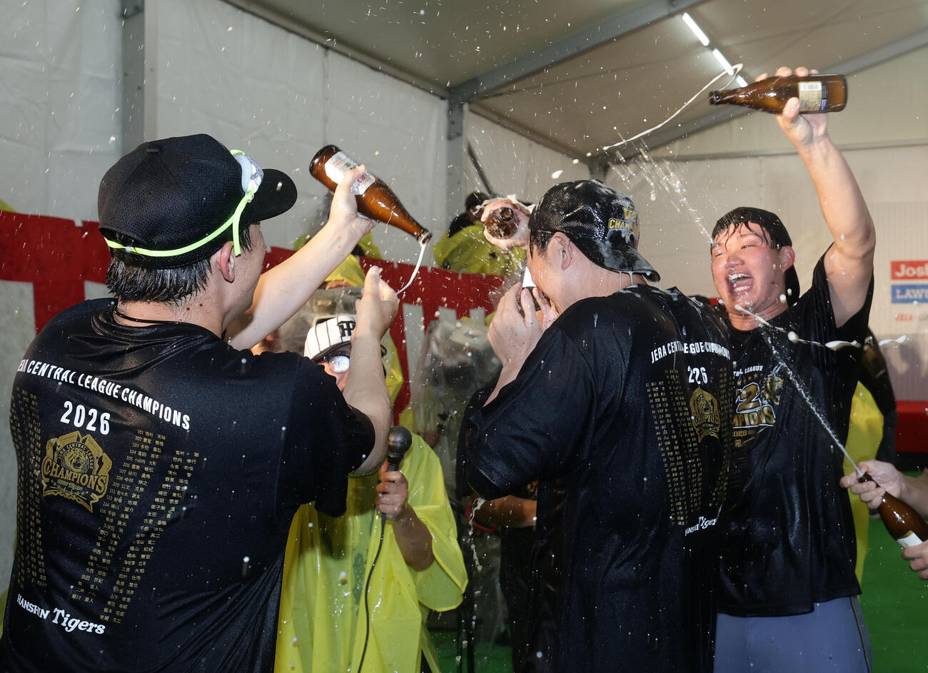 森下翔太（右）は藤川球児監督（中央）にビールを浴びせる（撮影・前田充）
