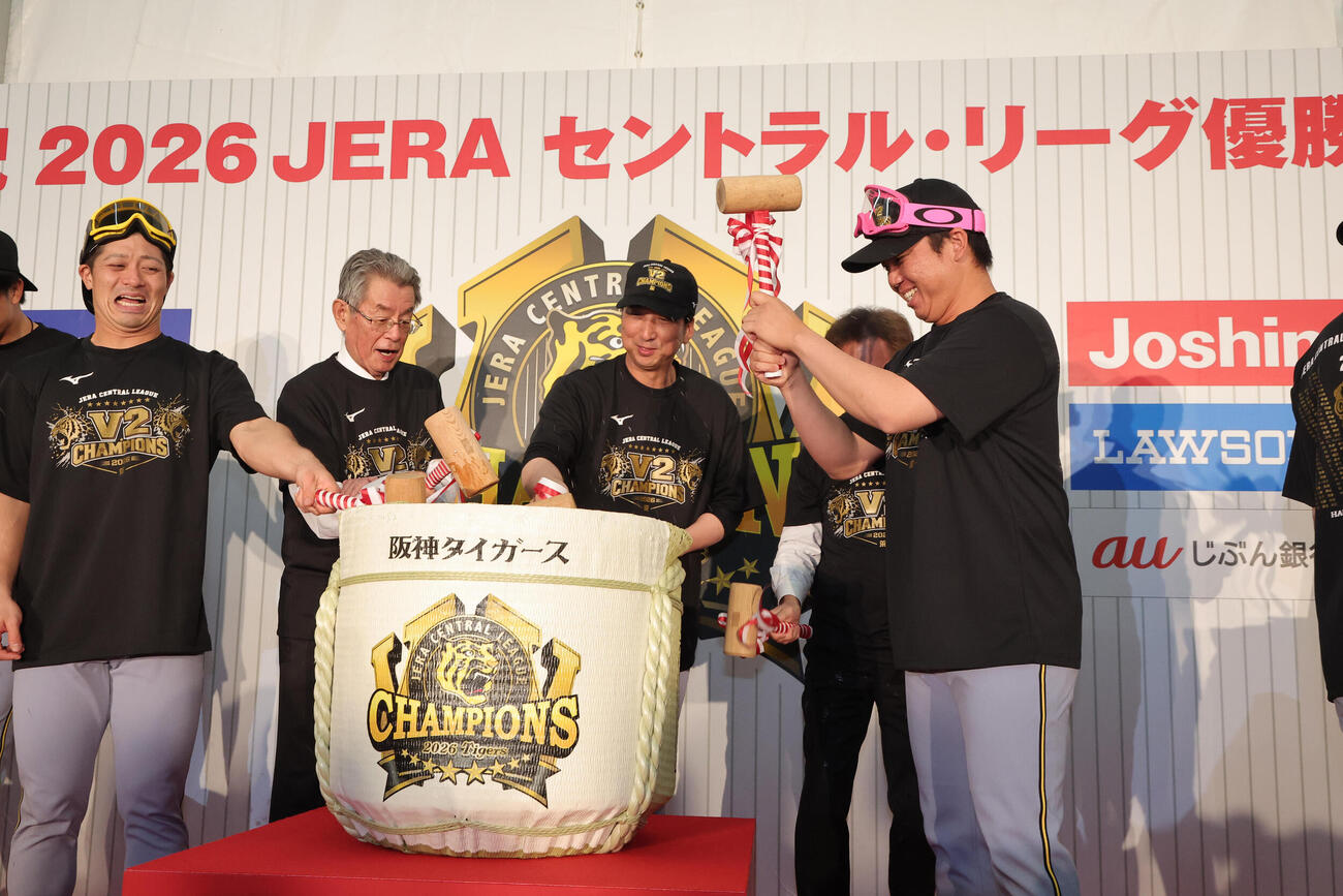 セリーグ優勝を決め鏡割りする藤川球児監督ら