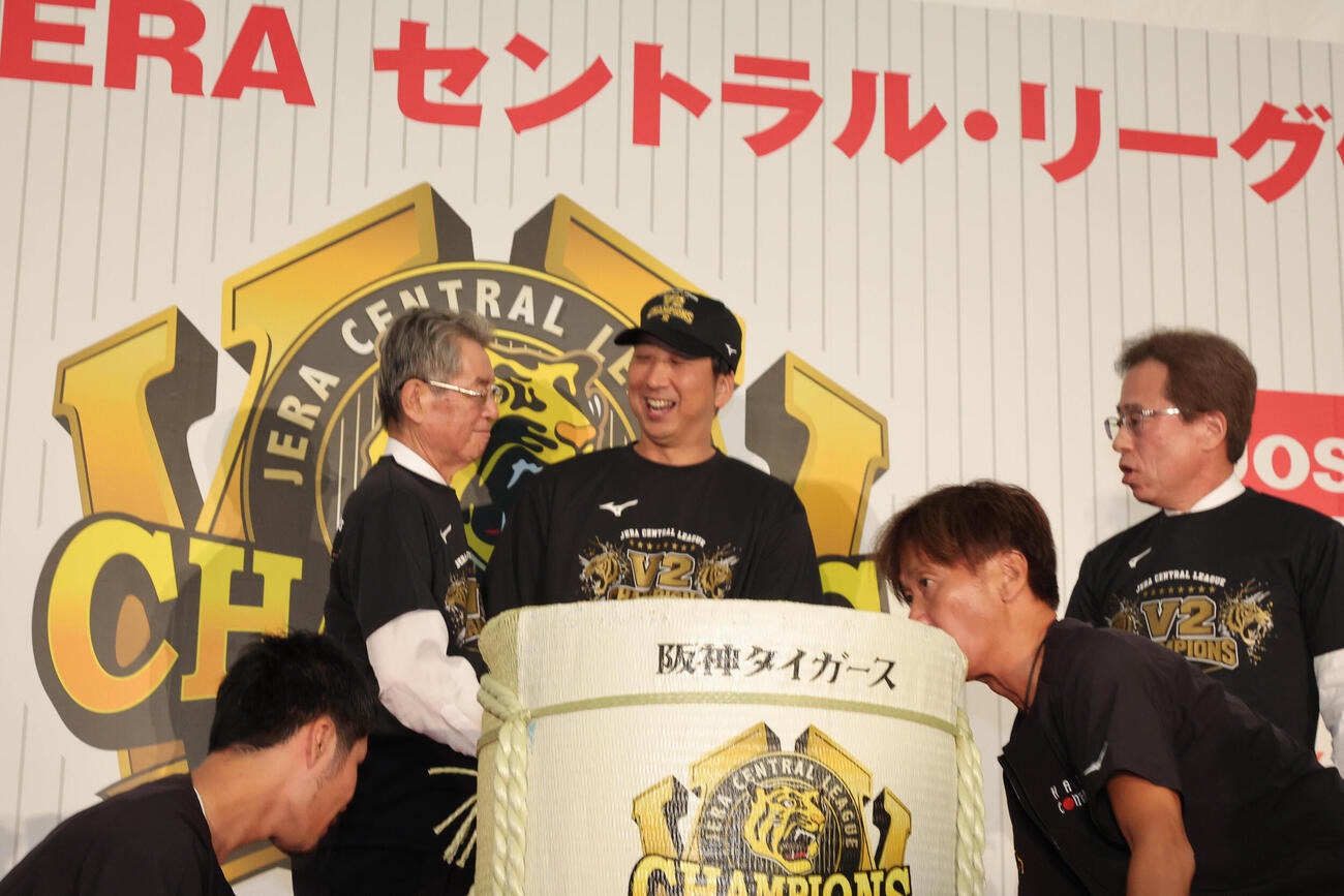 セリーグ優勝を決め鏡割りする藤川球児監督ら