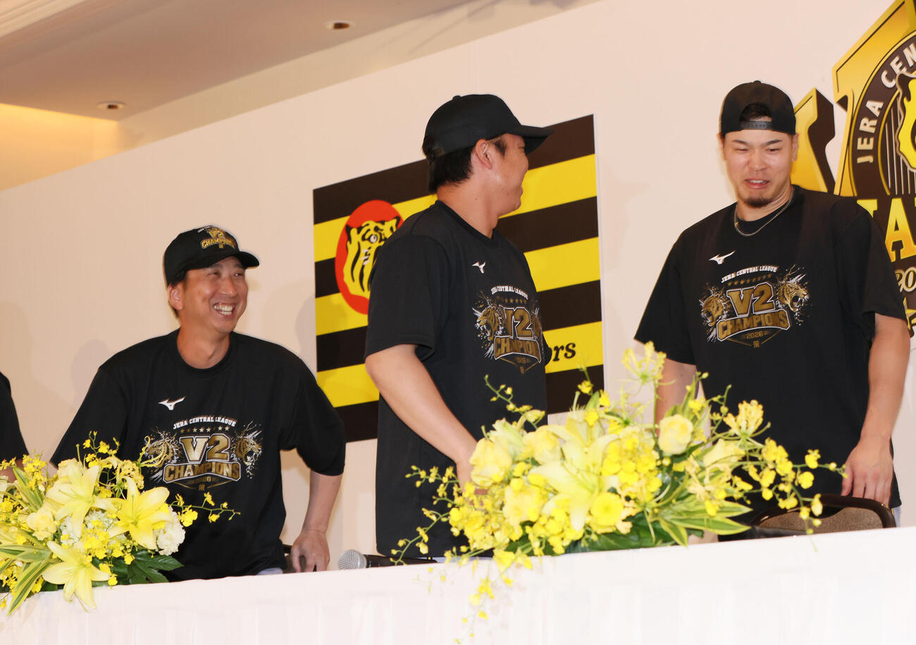 セリーグ優勝を決め会見した左から阪神藤川球児監督、村上頌樹、佐藤輝明（撮影・加藤孝規）