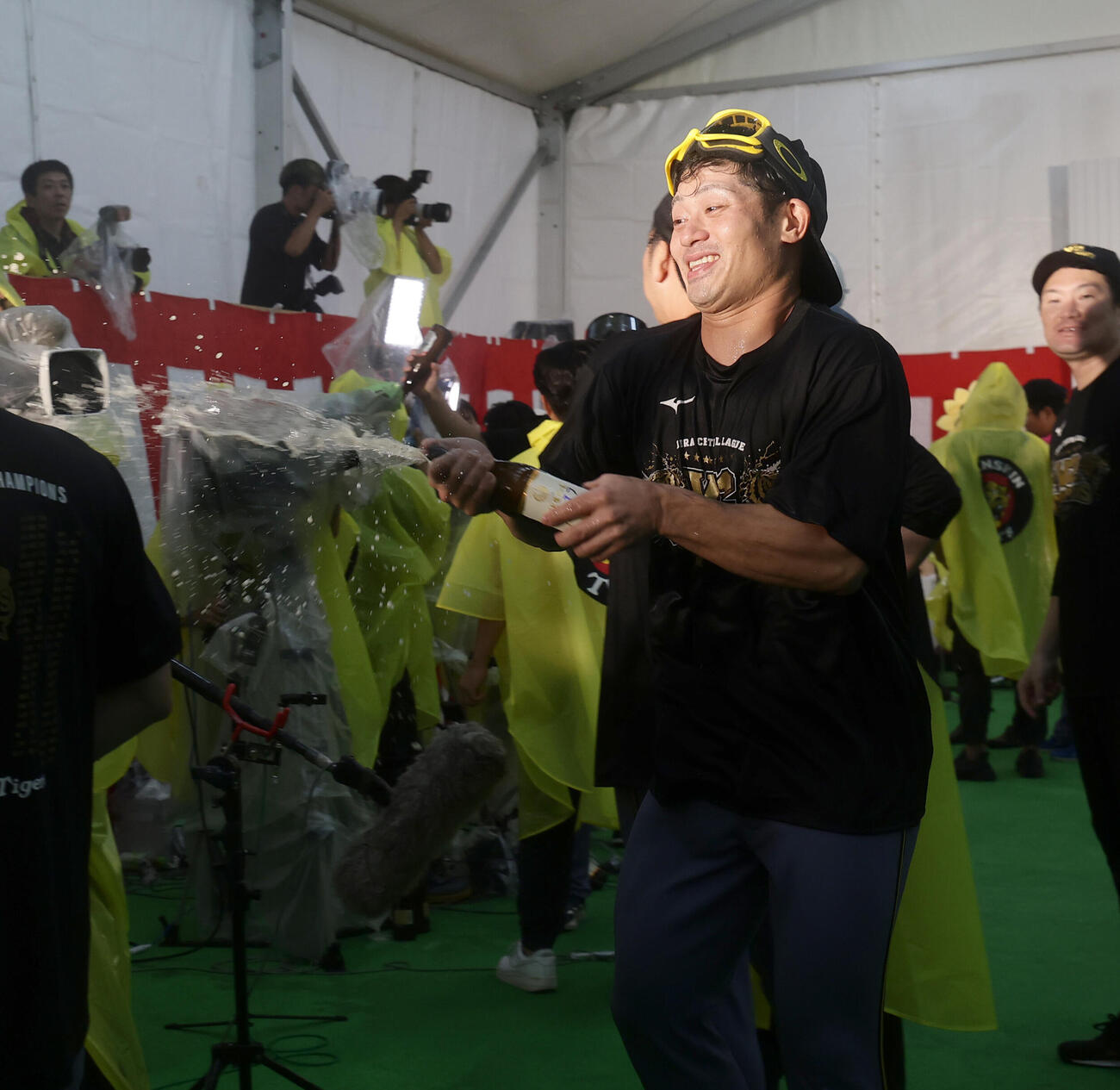 祝勝会でビールをかける阪神坂本誠志郎（撮影・前田充）