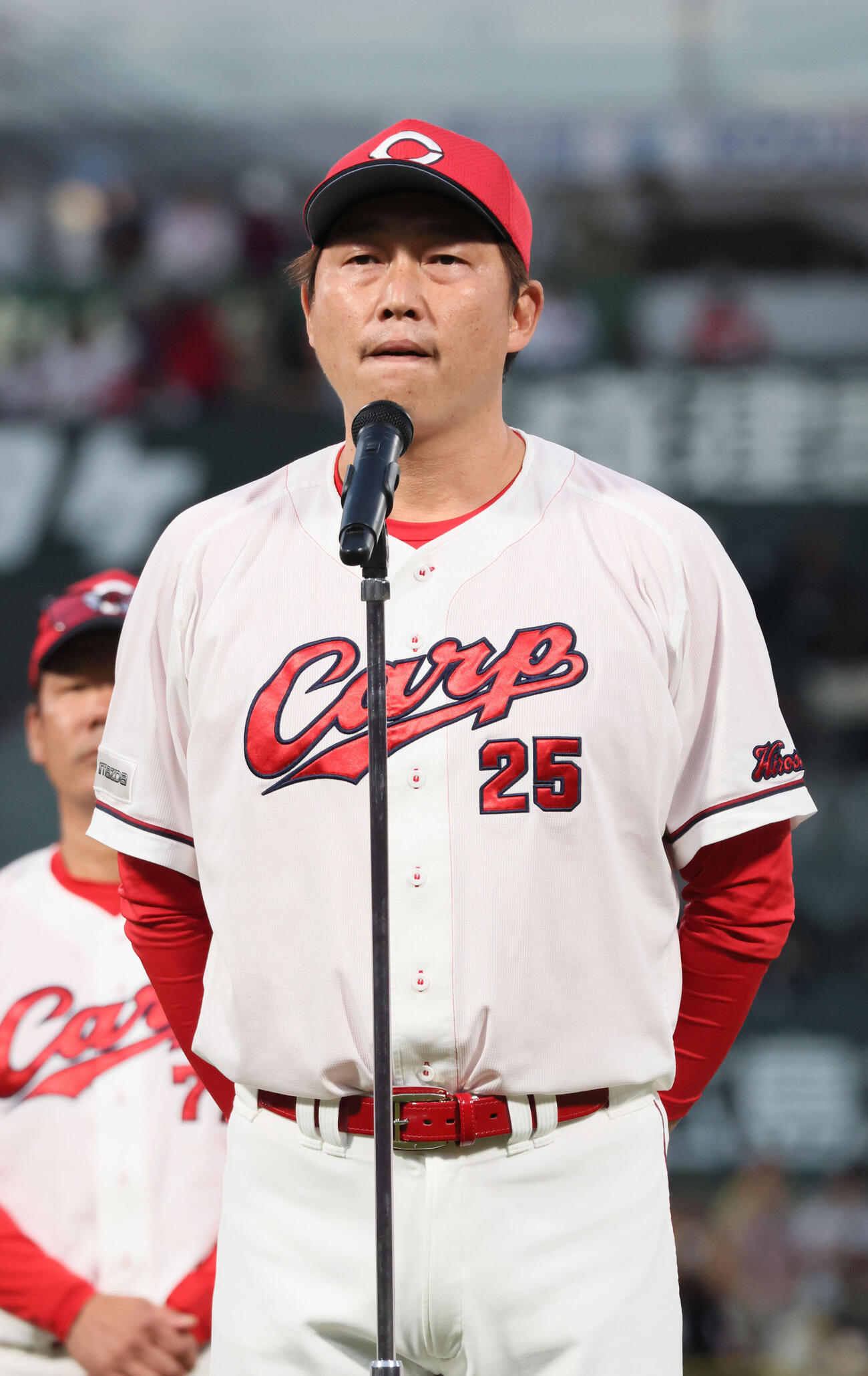 広島対阪神　マツダスタジアムでの今季最終戦を終え、ファンにあいさつする広島新井貴浩監督（撮影・加藤孝規）