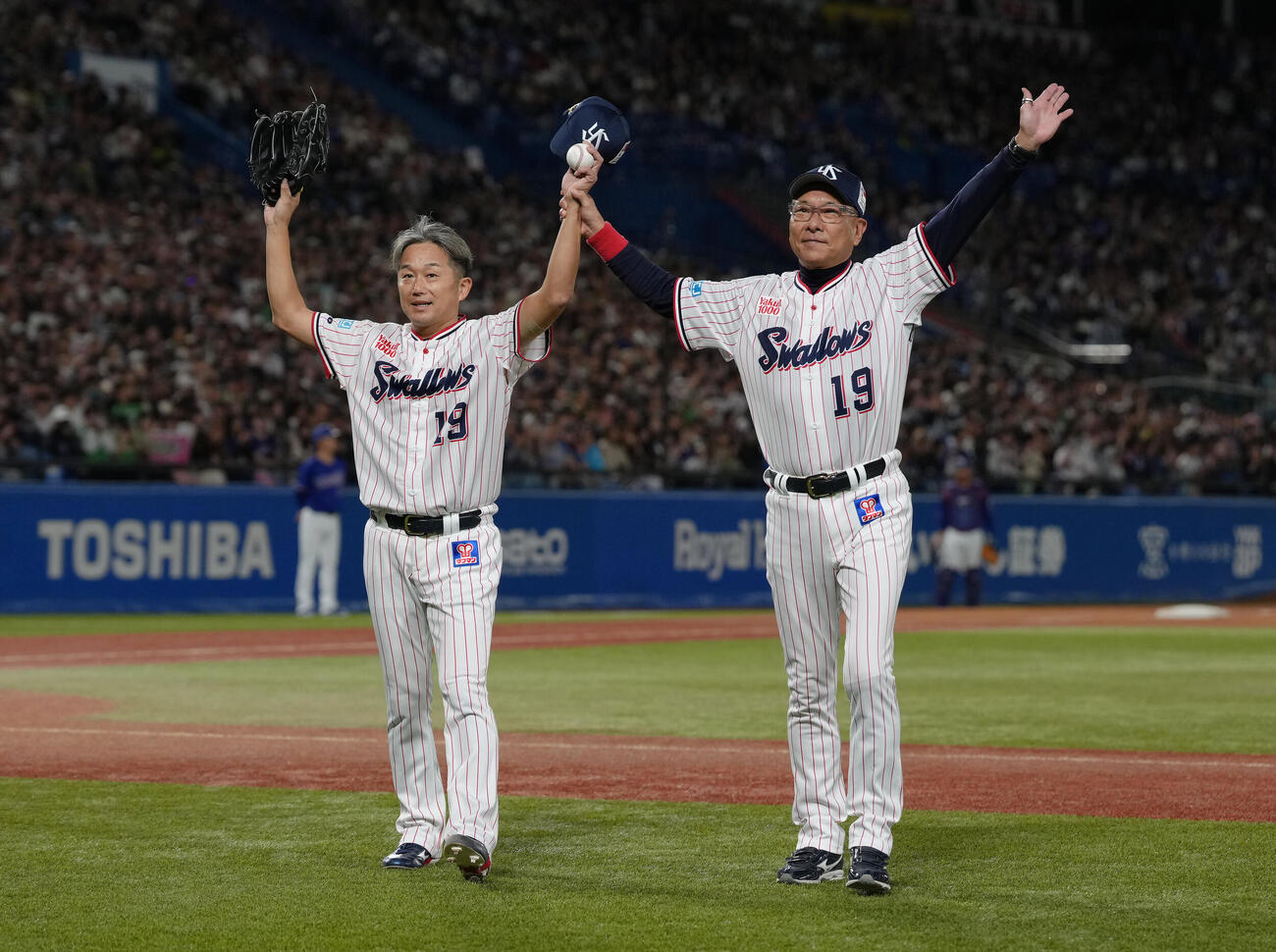 ヤクルト対中日　引退試合の登板を終えたヤクルト石川雅規（左）をねぎらう池山隆寛監督（撮影・足立雅史）