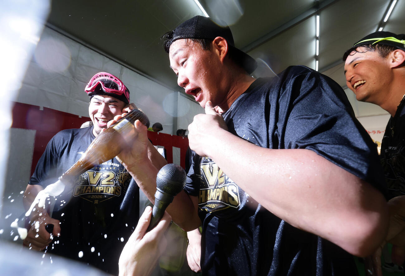 祝勝会で笑顔を見せる森下翔太（中央）と佐藤輝明（左）（撮影・前田充）