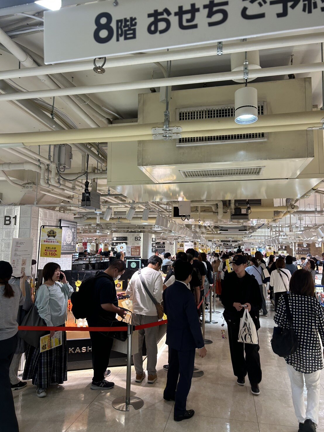 阪神百貨店梅田本店で優勝記念セールが行われ、多くの人が集まる