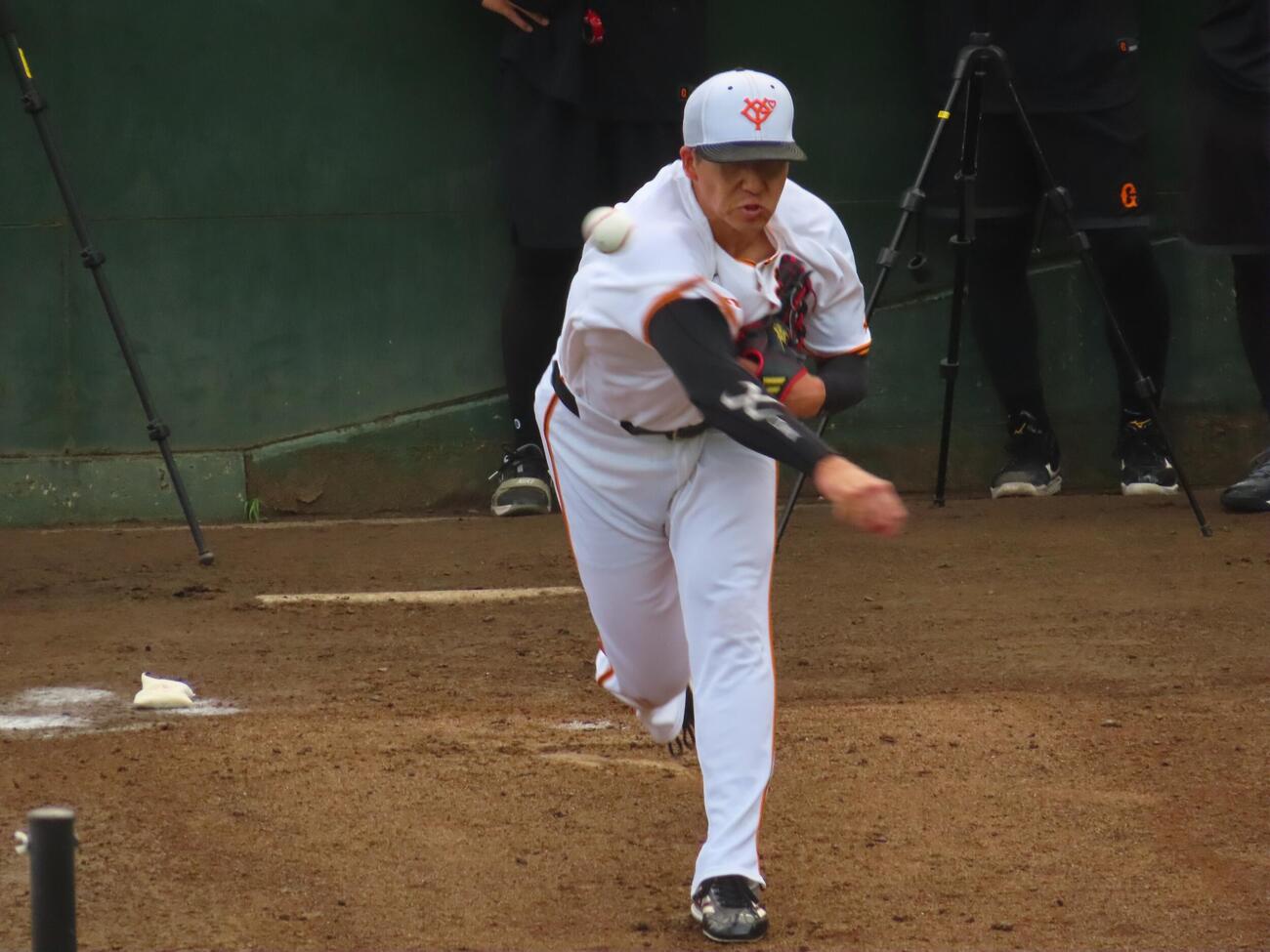 巨人練習　ブルペン投球する大勢