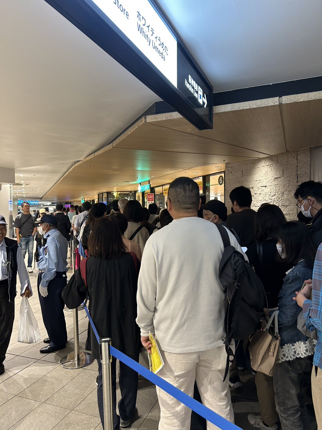 阪神百貨店梅田本店で優勝記念セールが行われ、多くの人が集まる