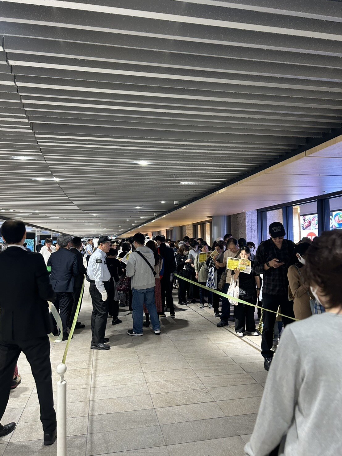 阪神百貨店梅田本店で優勝記念セールが行われ、多くの人が集まる