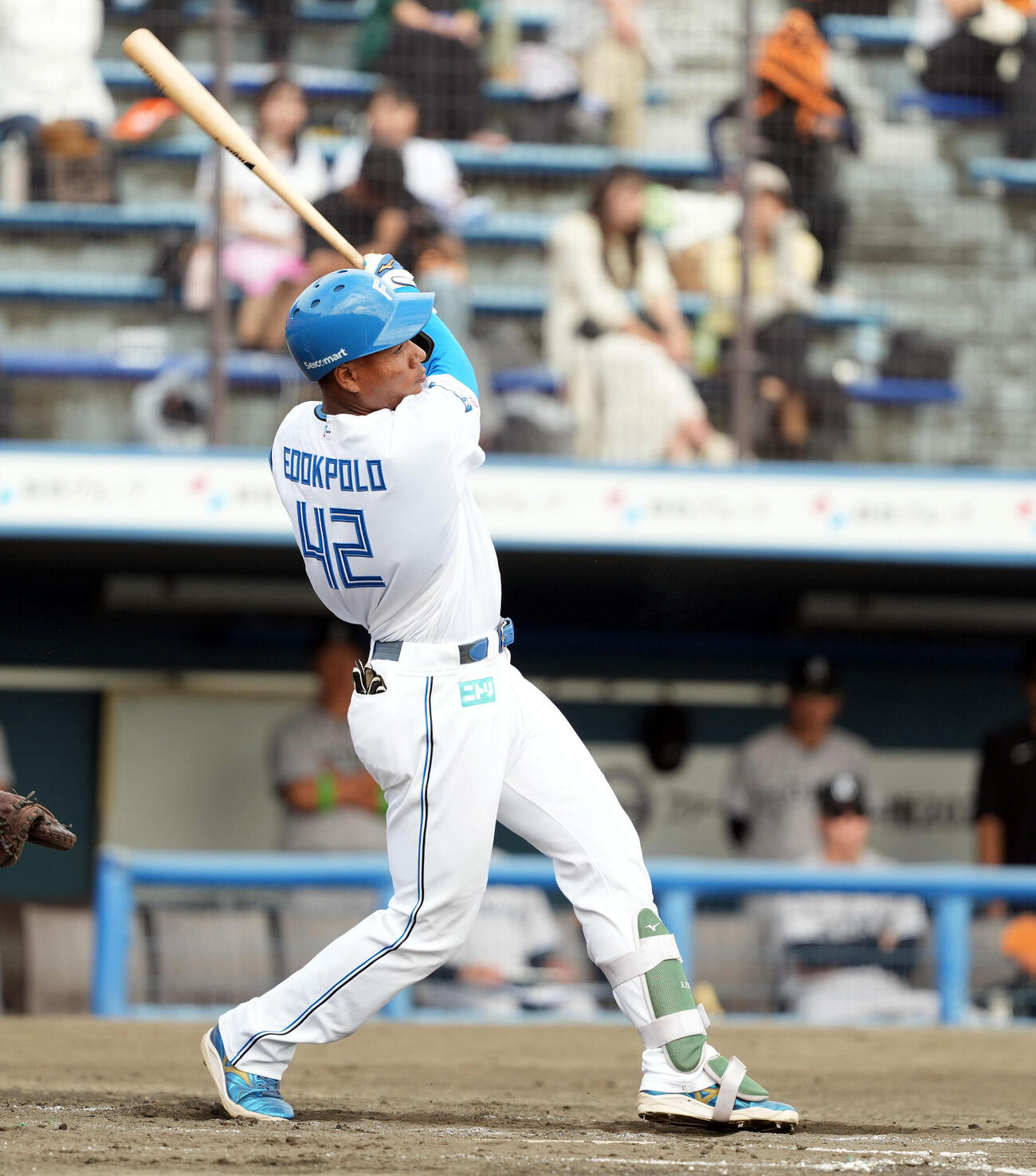 日本ハム対巨人　3回裏日本ハム2死、左越えにソロ本塁打を放つエドポロ・ケイン（撮影・たえ見朱実）