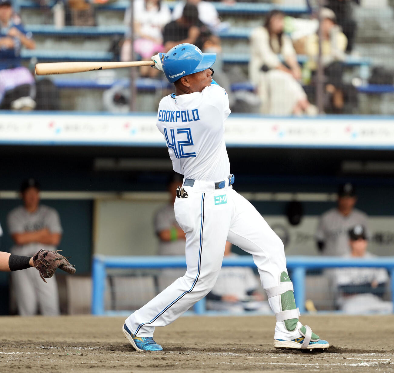 日本ハム対巨人　3回裏日本ハム2死、左越えにソロ本塁打を放つエドポロ・ケイン（撮影・たえ見朱実）