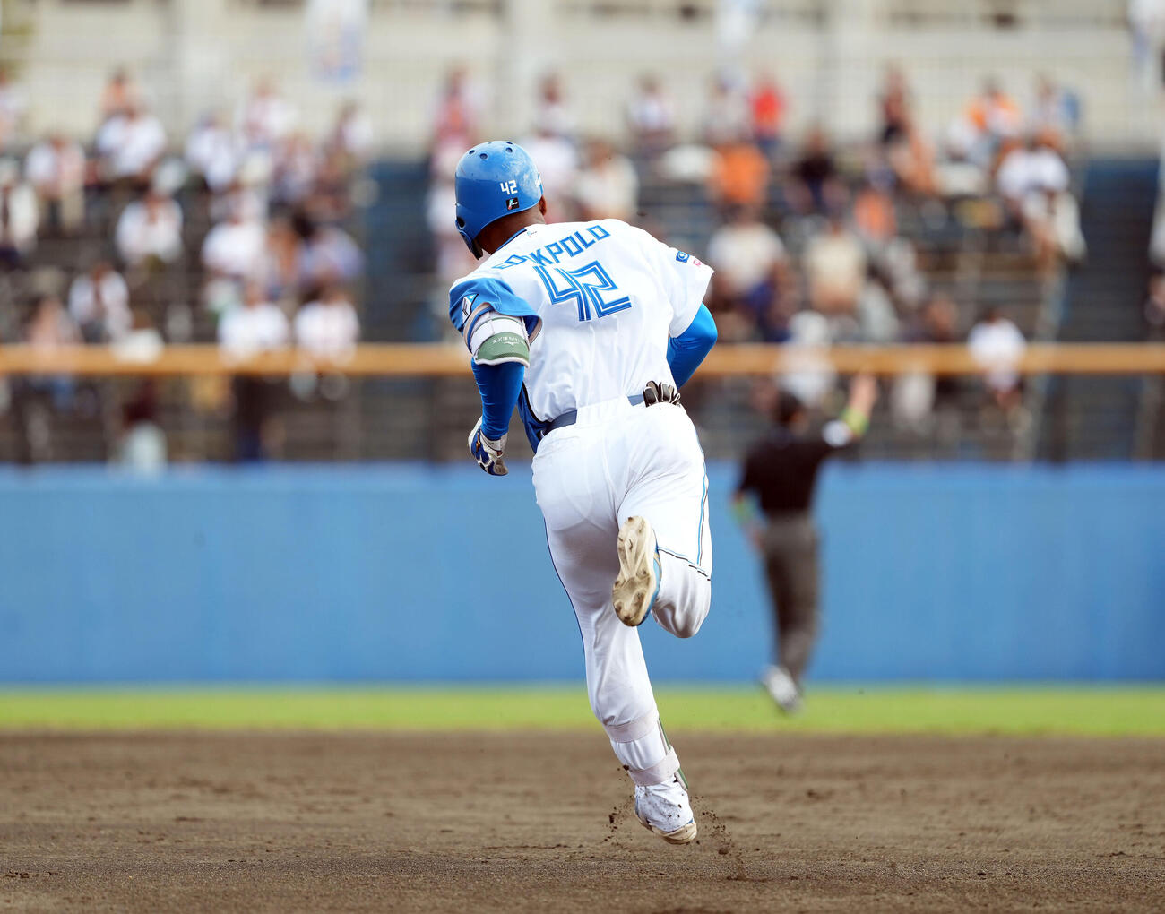日本ハム対巨人　3回裏日本ハム2死、左越えにソロ本塁打を放つエドポロ・ケイン（撮影・たえ見朱実）