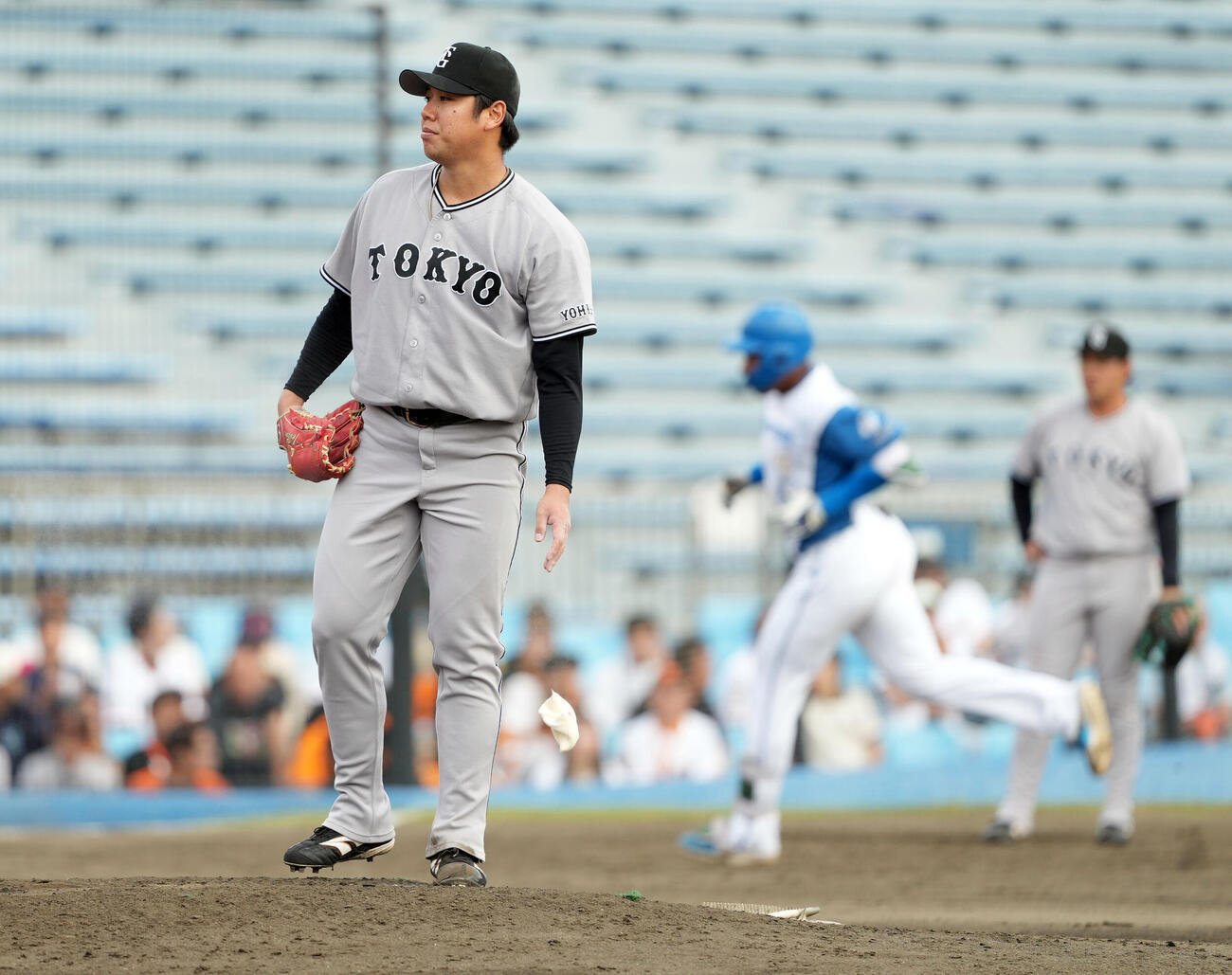 日本ハム対巨人　3回裏日本ハム2死、エドポロ・ケインにソロ本塁打を浴びる又木鉄平（撮影・たえ見朱実）