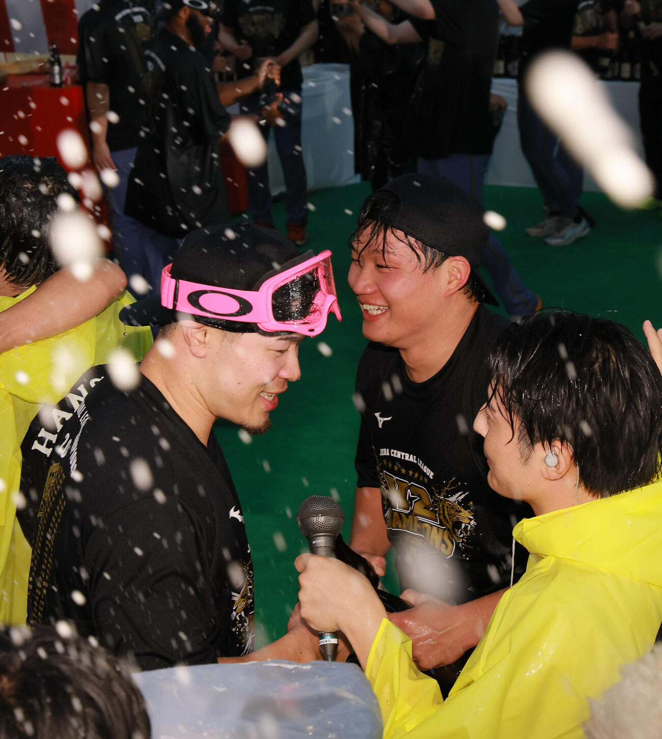 3日、祝勝会を楽しむ森下翔太（右）と佐藤輝明