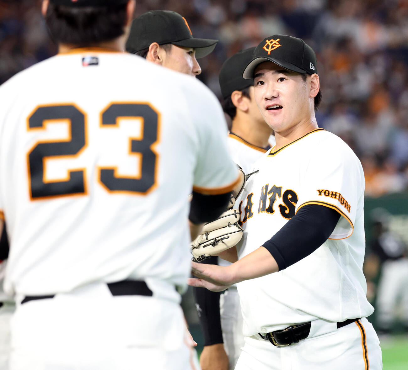巨人対DeNA 1回表DeNAの攻撃を抑え、ナインとハイタッチする井上温大（2026年10月3日撮影・浅見桂子）