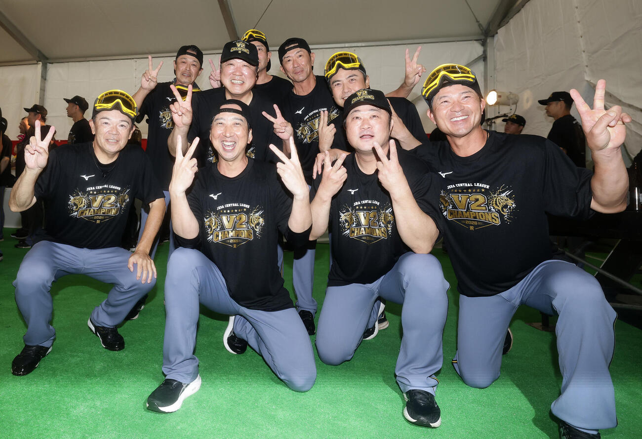 祝勝会で笑顔を見せる阪神藤川球児監督（下段左から2人目）とコーチ陣（撮影・前田充）