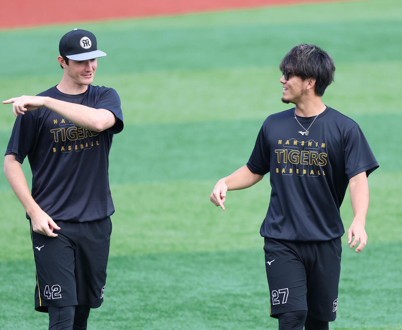 DeNA対阪神　ルーカス（左）と笑顔で話す阪神伊藤将司（撮影・増田悦実）