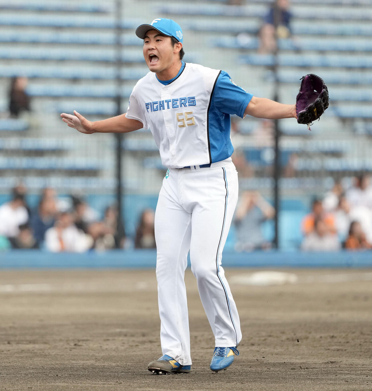 日本ハム対巨人　5回表巨人2死二、三塁、三塚琉生を中飛に仕留めほえる菊地大稀（撮影・たえ見朱実）